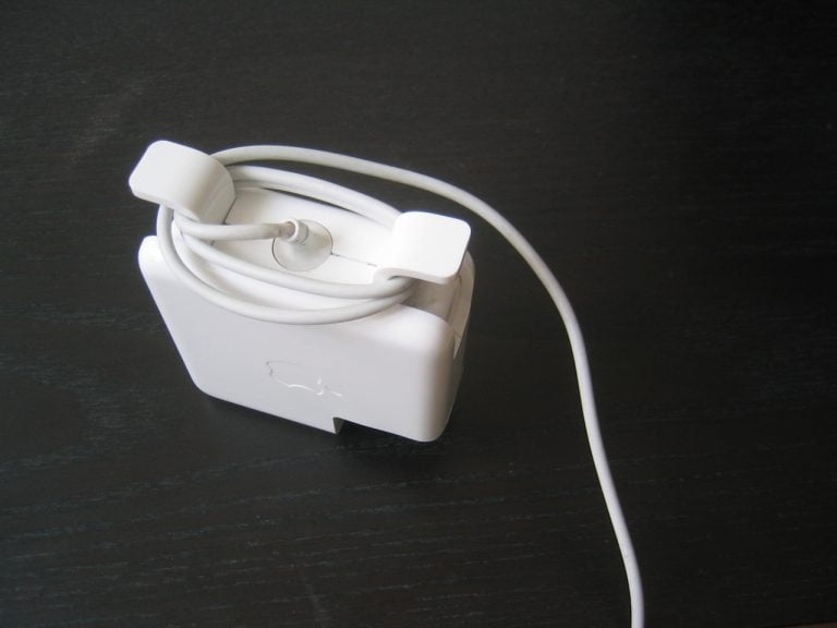 How to wind up your MacBook power cord correctly