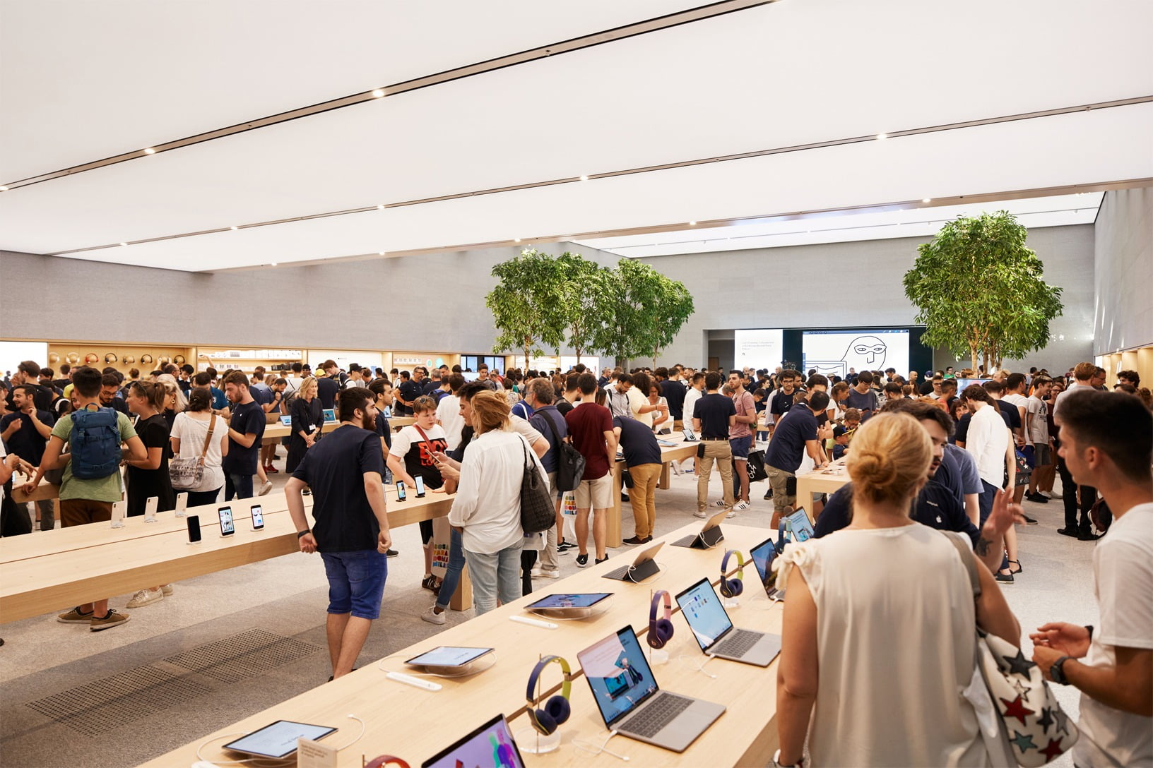 Apple opens first Store in Milan with new design ⌚️ 🖥 📱 mac&egg