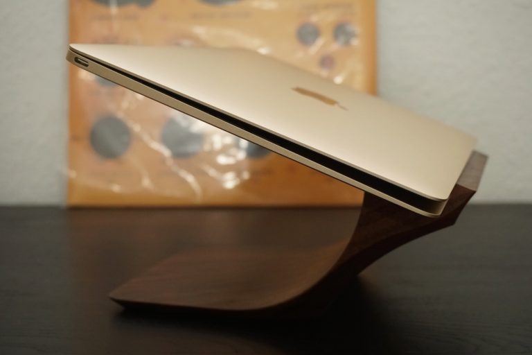 Review: Beautiful Yohann MacBook (Pro) Walnut Stand tested