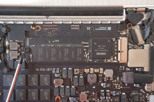 MacBook Pro Retina loosen SSD screw